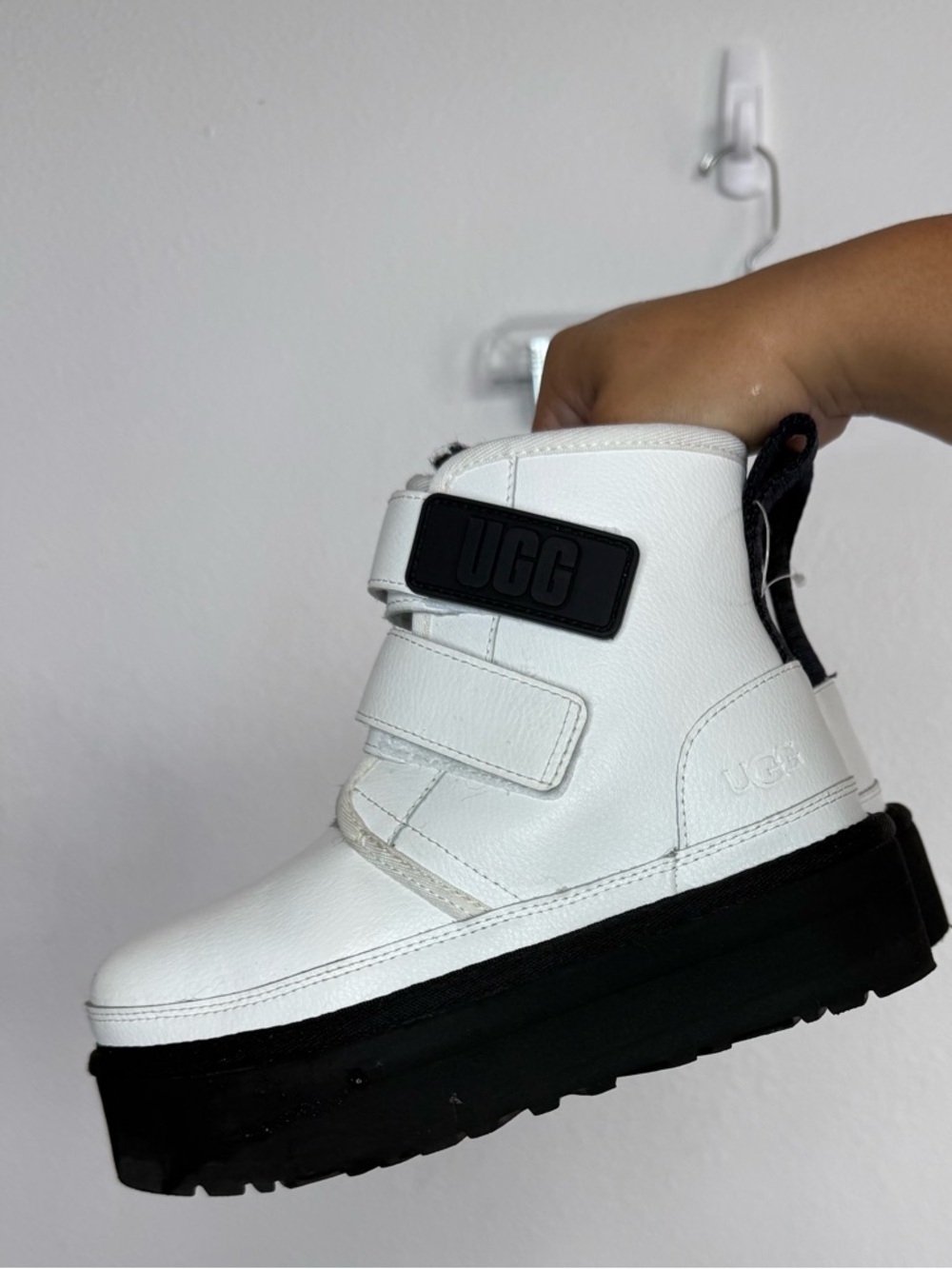 UGG Kids Neumel Platform Leather Boot - Picture 2 of 6